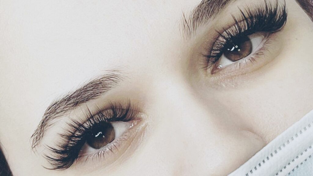 eyelash extension